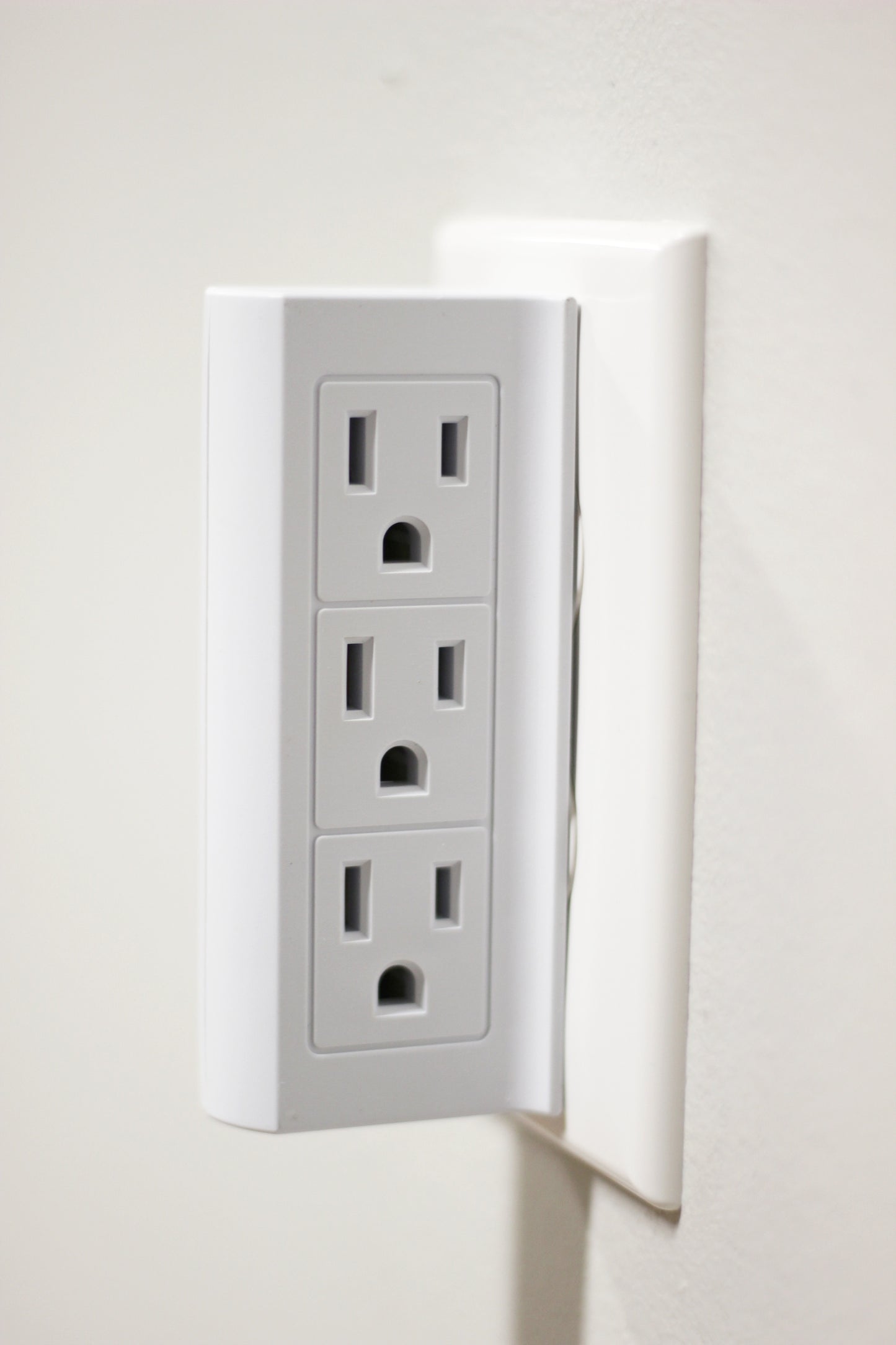 6 Outlet Vertical Extender Wall Tap - Split 2 Outlets Into 6 Grounded with Side - close-up