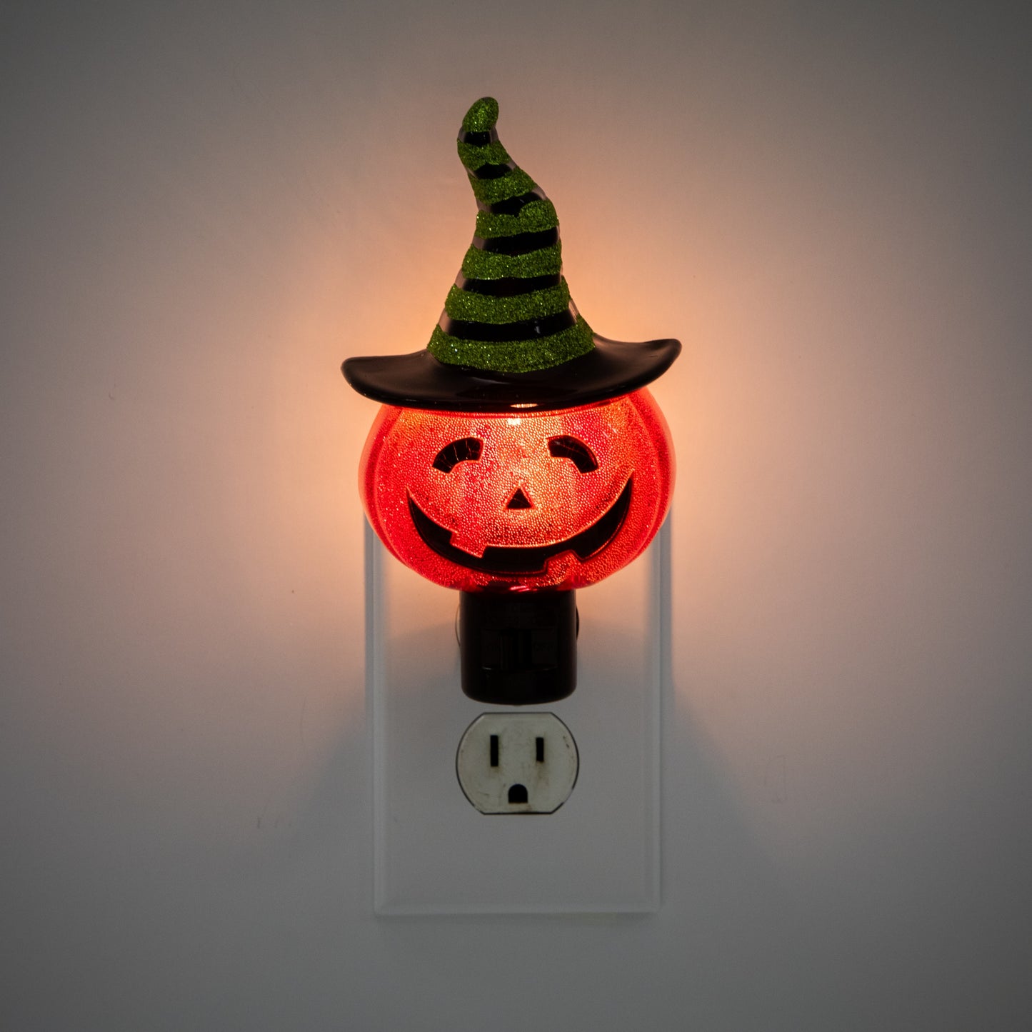 Pumpkin with Witch Hat Halloween Night Light - close-up