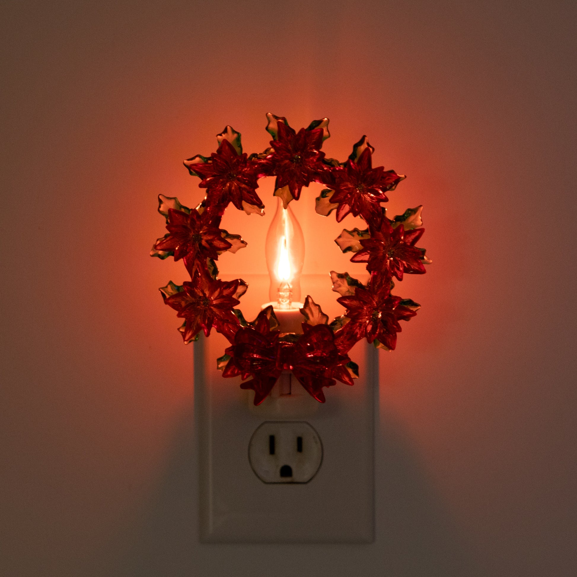 Flickering Flame Holiday Wreath Night Light - close-up